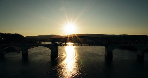 太阳的光芒从水面反弹 · 免费素材视频