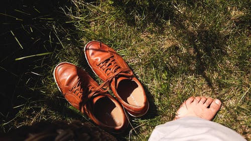 躺在草地上的皮鞋 · 免费素材视频