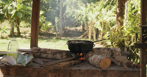 烧木做饭的方法 · 免费素材视频