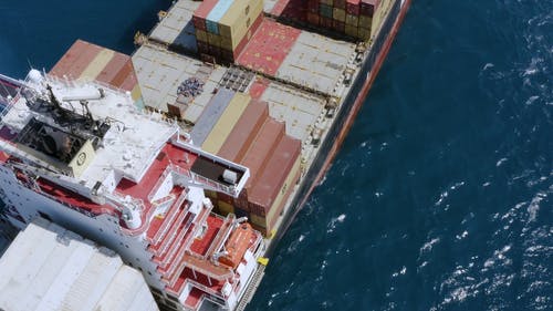 一艘货船在海上满载集装箱的航拍画面 · 免费素材视频
