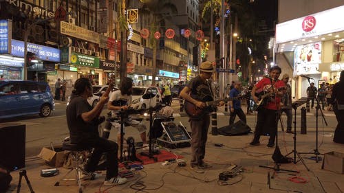 一群音乐家在街上表演 · 免费素材视频