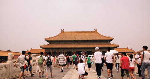 一群游客走在通往古庙的立面上 · 免费素材视频