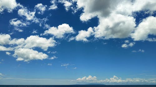 大海与天空相遇的地平线风景 · 免费素材视频