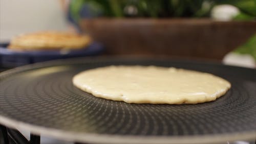 在不粘锅上翻转薄煎饼 · 免费素材视频