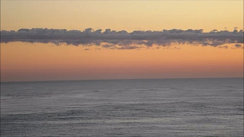 天空中的云层下的大海风景 · 免费素材视频