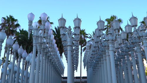排成一排的灯柱 · 免费素材视频
