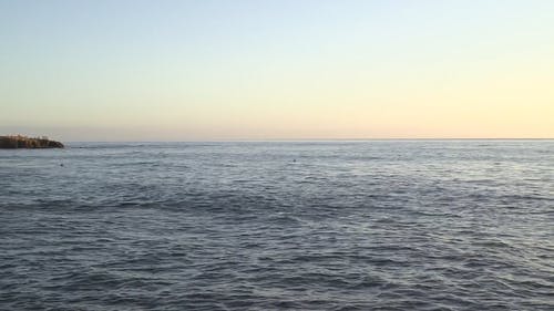 在海面上平静的海浪 · 免费素材视频