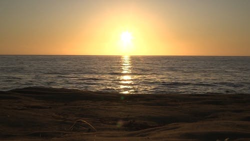 在沙滩上看日落 · 免费素材视频