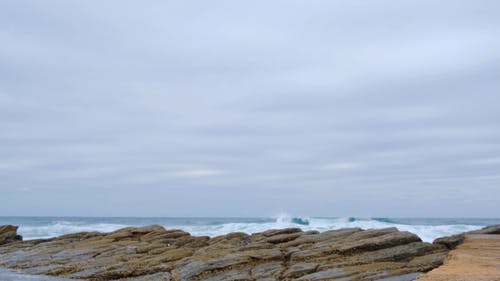 海浪冲撞岸边的岩层 · 免费素材视频
