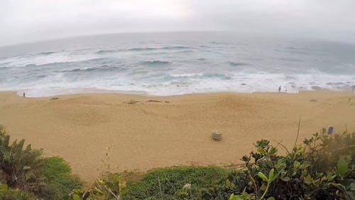 时间流逝的镜头，在沙滩上的海浪破碎 · 免费素材视频