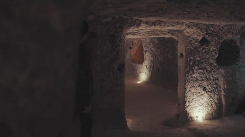 在一个山洞里探索的人 · 免费素材视频