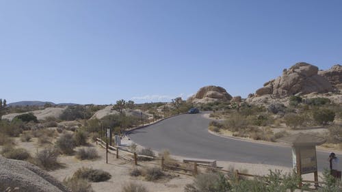 人们停在道路上方的区域 · 免费素材视频