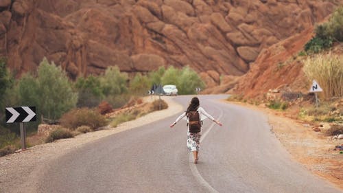 走在路中间的女人 · 免费素材视频