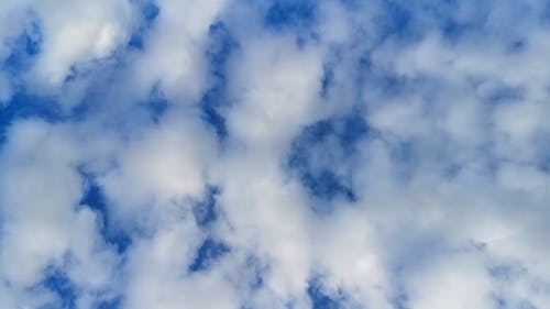 蓬松的棉花像天空中的积云形成 · 免费素材视频