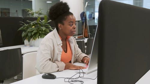 一个女人在办公室的电脑上工作 · 免费素材视频