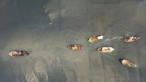 几条船横穿这条河的鸟瞰图 · 免费素材视频