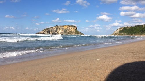 海浪冲撞海岸线 · 免费素材视频