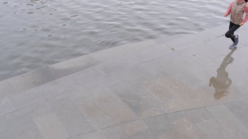一个女人在河岸上奔跑 · 免费素材视频