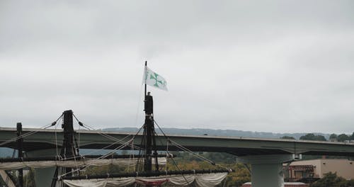 持有国旗和帆柱的旧船柱子的顶部 · 免费素材视频
