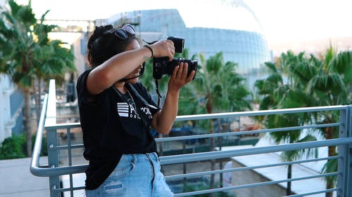 一名摄影师用数码相机拍照的摄影师的慢动作镜头 · 免费素材视频