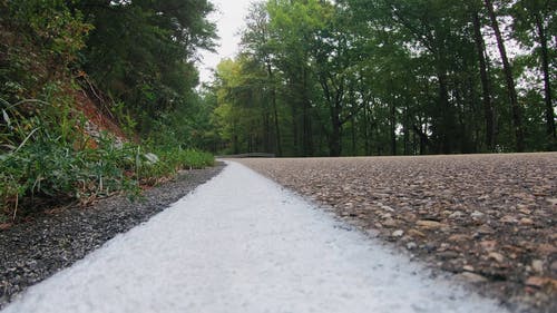 在山路上飞驰的摩托车骑师 · 免费素材视频