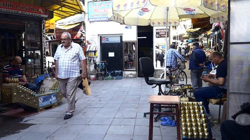 繁忙的街道，鞋店排成一行 · 免费素材视频