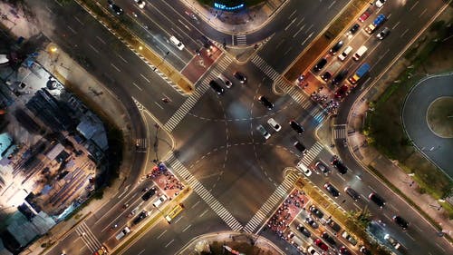 从夜间在城市繁忙的街道交叉口的车辆交通画面 · 免费素材视频