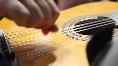 用手指弹吉他的弦 · 免费素材视频