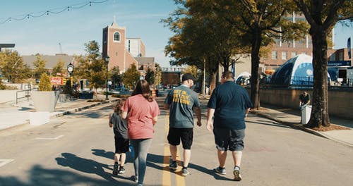 一群人走在通往教堂的道路上 · 免费素材视频