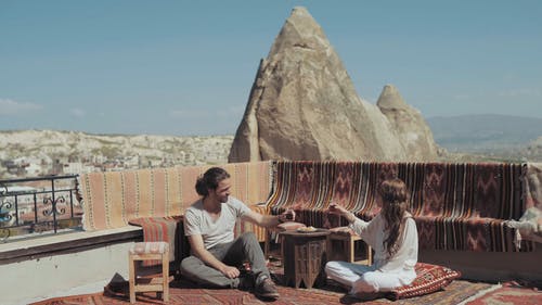 一对夫妇在铺着地毯的屋顶上有个约会 · 免费素材视频
