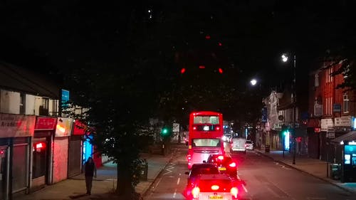 夜间在伦敦的街道上交通 · 免费素材视频