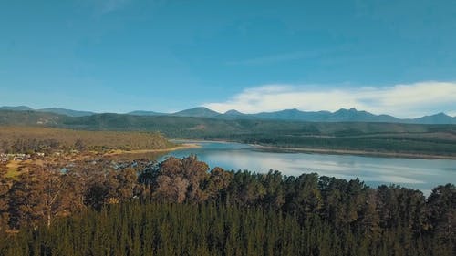 湖周围山脉的自然景观 · 免费素材视频
