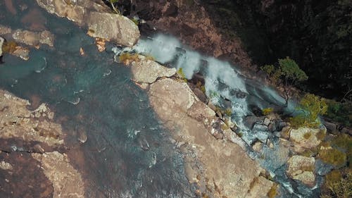 从高高的瀑布到山上的岩石倾盆大雨到洛矶河谷 · 免费素材视频