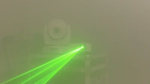 用作照明效果的绿光激光 · 免费素材视频