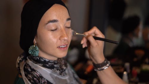 有关化妆刷, 彩妆大师, 穆斯林女孩的免费素材视频