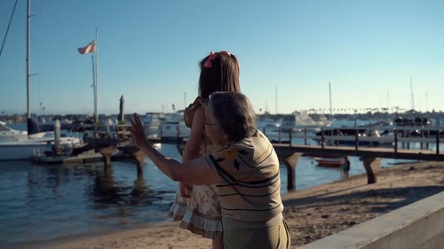 奶奶和她的孙子在船上的人挥舞着 · 免费素材视频