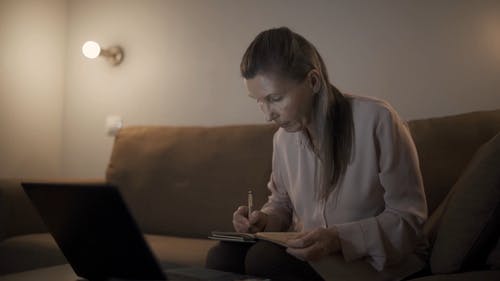 有关在家, 女人, 室内的免费素材视频