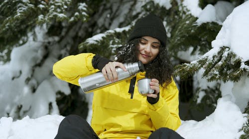 有关（顶部有小羊毛球的）羊毛帽子, 4k, 下雪的的免费素材视频