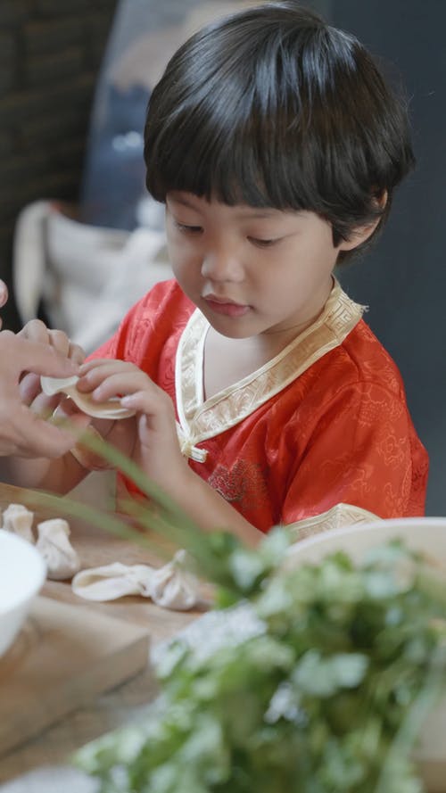 有关亚洲食品, 儿童, 垂直视频的免费素材视频