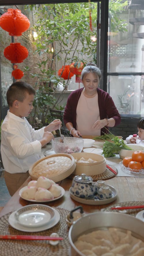 有关伸出援手, 垂直视频, 女人的免费素材视频