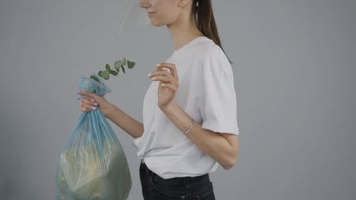 有关塑料袋, 女人, 握住的免费素材视频