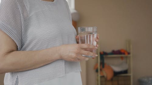 有关女人, 平移拍摄, 水杯的免费素材视频