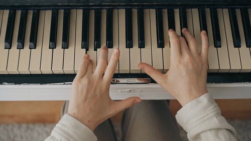 有关人, 天赋, 弹钢琴的免费素材视频