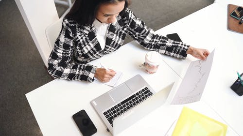 有关MacBook, 女人, 女商人的免费素材视频