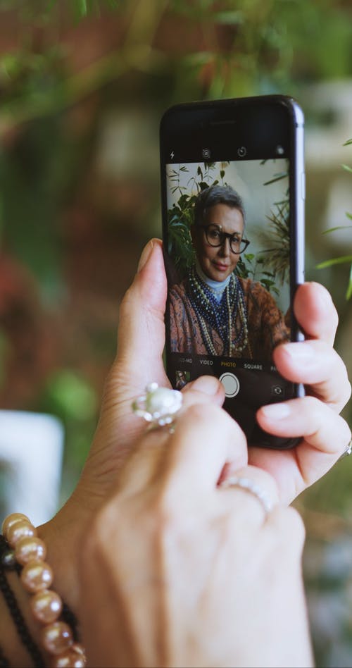 拍摄自拍照的老妇的视频 · 免费素材视频