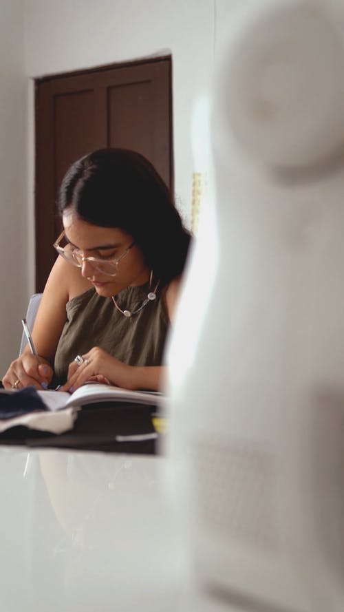 有关在商业中的女性, 垂直视频, 女人的免费素材视频