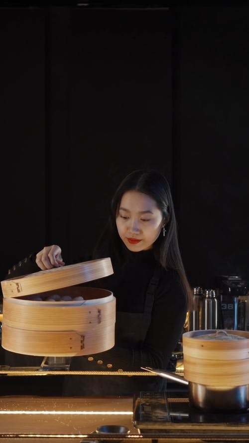 闻着刚蒸好的食物的女人 · 免费素材视频