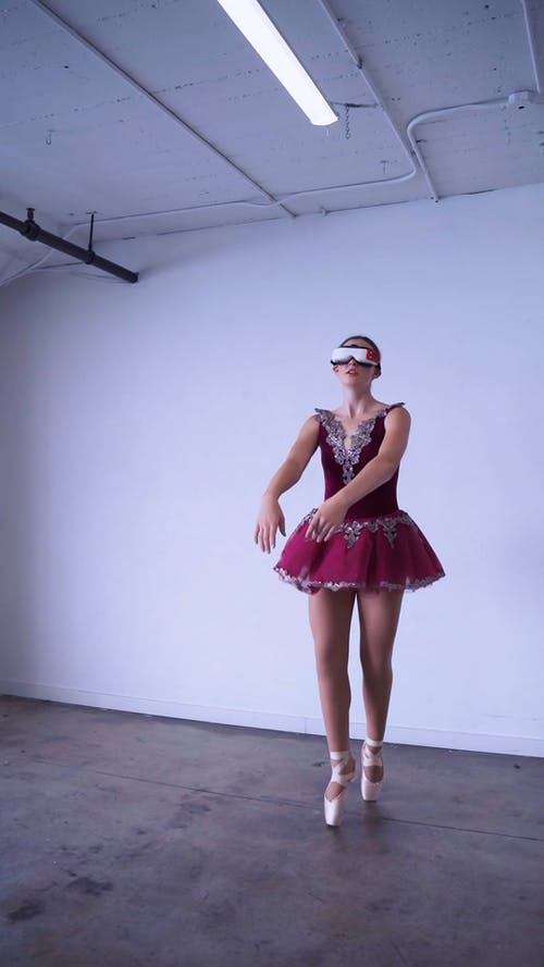 戴着 Vr 耳机跳舞的芭蕾舞演员 · 免费素材视频
