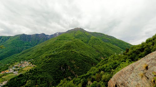 有关丘陵, 夏天, 多云的天空的免费素材视频