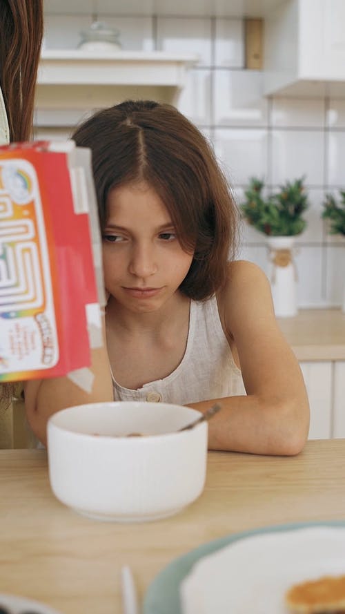 有关垂直视频, 女孩, 厨房的免费素材视频